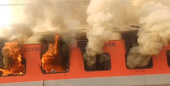 গরিব রথ ট্রেনে আগুন, দাউদাউ করে জ্বলল কামরা গরিব রথ ট্রেনে আগুন, দাউদাউ করে জ্বলল কামরা
