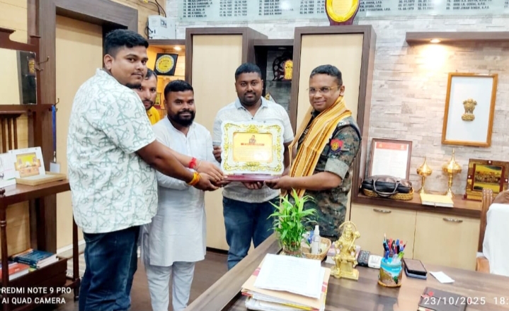 সিনিয়র পুলিশ সুপার নুমাল মাহাতলকে পানিভরা রাইজিং ক্লাবের সম্মাননা প্রদান