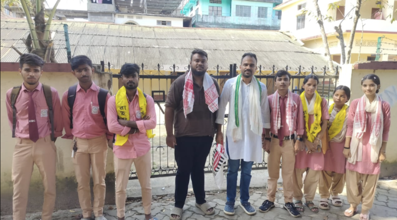 শিলচরে ছাত্র সংগ্রাম পরিষদে যোগদান রাধামাধব কলেজের একদল ছাত্রছাত্রীর শিলচরে ছাত্র সংগ্রাম পরিষদে যোগদান রাধামাধব কলেজের একদল ছাত্রছাত্রীর