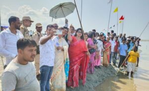 "লাহরী চর"-কে পিকনিক স্পট হিসেবে উদ্বোধন অনামিকা তেওয়ারির "লাহরী চর"-কে পিকনিক স্পট হিসেবে উদ্বোধন অনামিকা তেওয়ারির