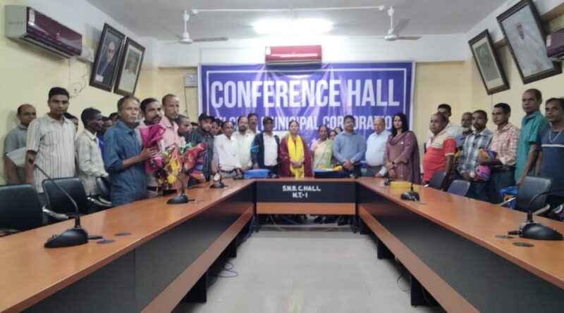 পুর নিগমের সাফাই কর্মীদের মধ্যে কম্বল বিতরণ খোঁজের পুর নিগমের সাফাই কর্মীদের মধ্যে কম্বল বিতরণ খোঁজের