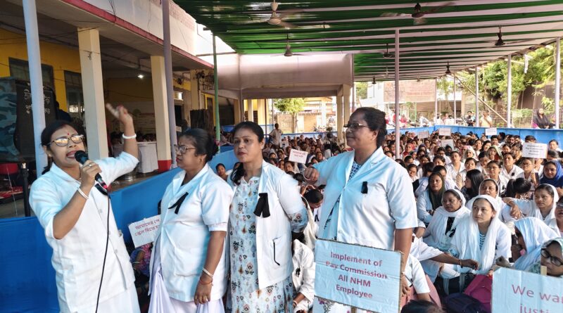 এনএইচএম কর্মীরদের অবস্থান ধর্মঘট অব্যাহত এনএইচএম কর্মীরদের অবস্থান ধর্মঘট অব্যাহত