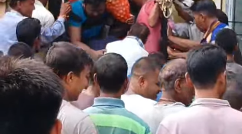 আমড়াঘাটে আলুর চারা বণ্টনে উত্তেজনা, বঞ্চিত প্রকৃত কৃষক আমড়াঘাটে আলুর চারা বণ্টনে উত্তেজনা, বঞ্চিত প্রকৃত কৃষক