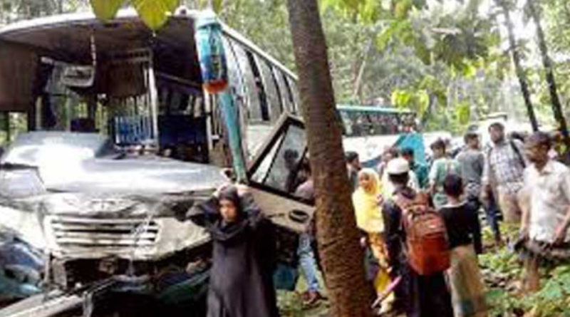 যাত্রীবাহী বাস ও মাইক্রোবাসের মুখোমুখি, হত একই পরিবারের ৫ সদস্য