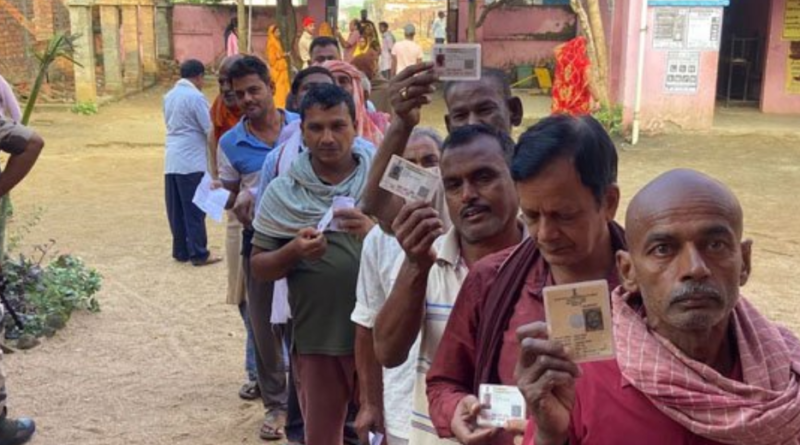 বিহারে চলছে প্রথম দফায় ১২১ আসনে ভোট বিহারে চলছে প্রথম দফায় ১২১ আসনে ভোট